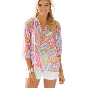 LILLY PULITZER Elsa "Scuba To Cuba" Tropical Print 100% Silk Vneck Blouse Size M